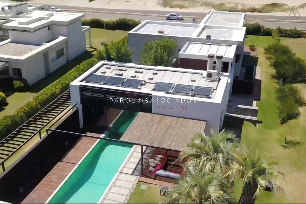 Casa de 4 Dormitorios en Barrio Privado, Laguna Blanca