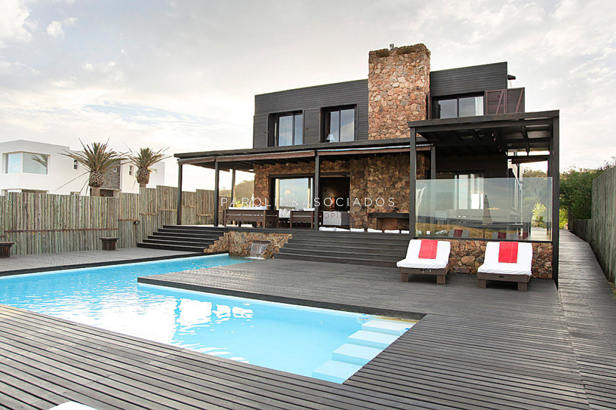Hermosa casa en venta de 5 dormitorios en Santa Monica, Jose Ignacio.