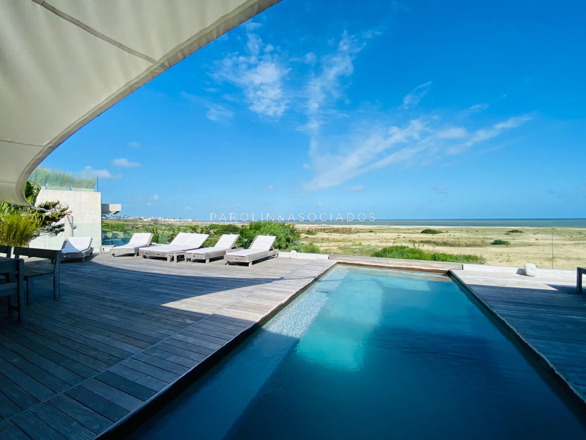 Casa en venta en primera línea en Manantiales, Punta del Este.
