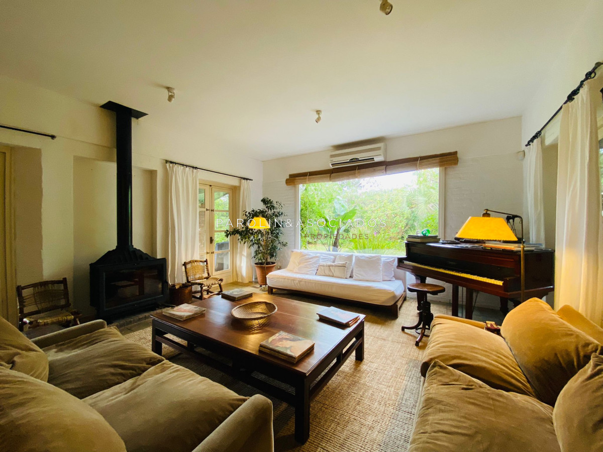 Hermosa casa en venta en La Barra, Punta del Este.