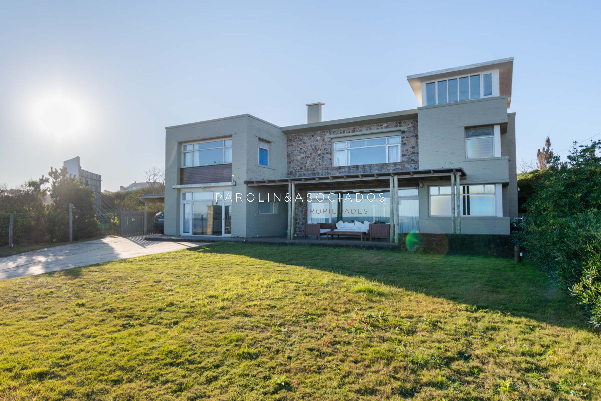 Espectacular casa en venta en primera fila al mar de playa Mansa, Punta del Est.
