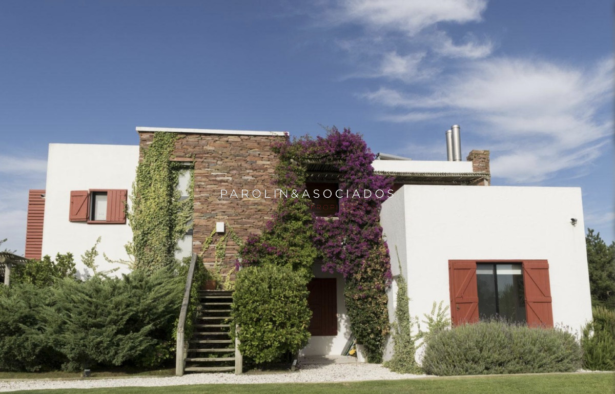 Moderna casa en venta de 4 suites en Jose Ignacio, Punta del Este.