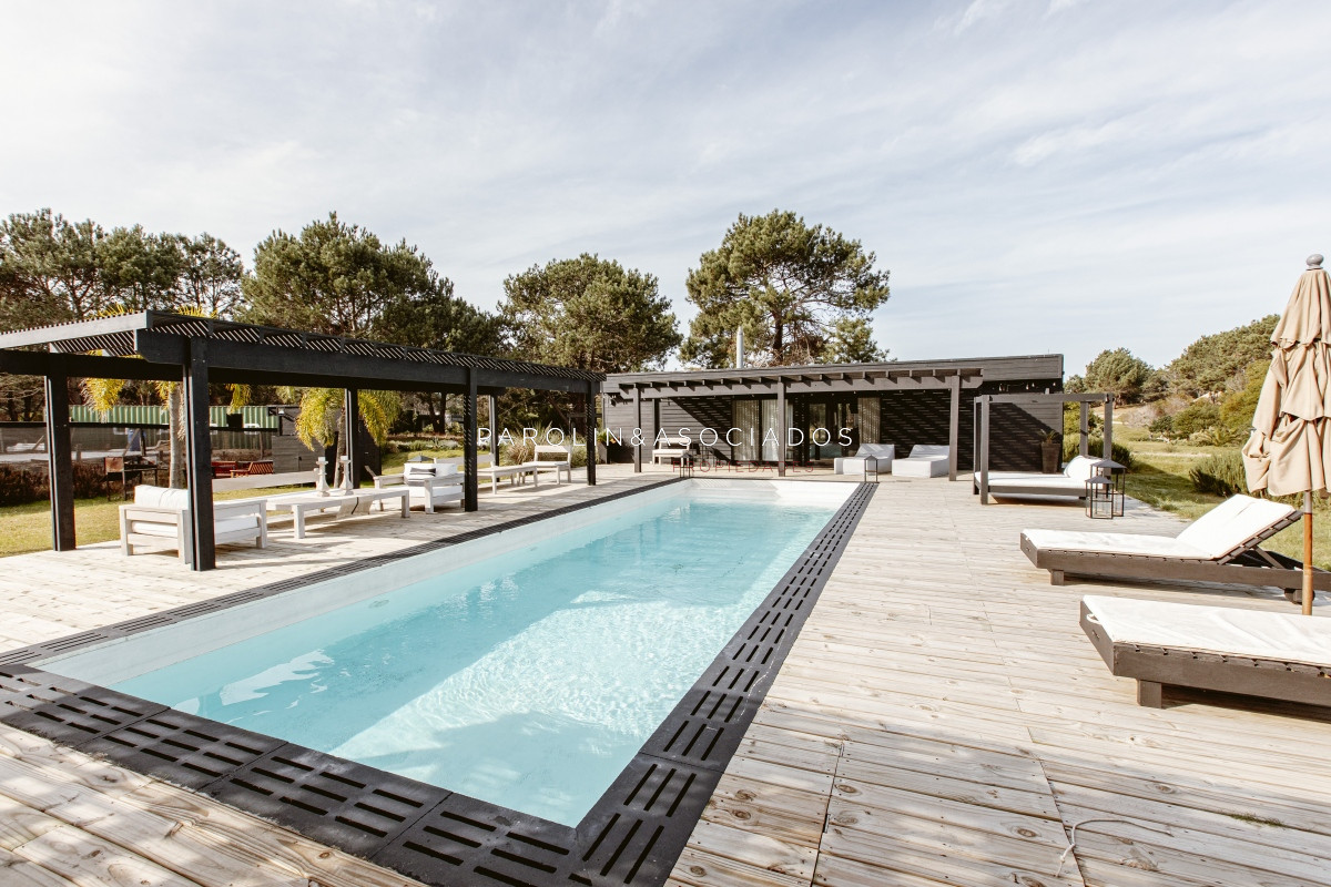 Casa en venta de 4 dormitorios en Laguna Escondida, Punta del Este.