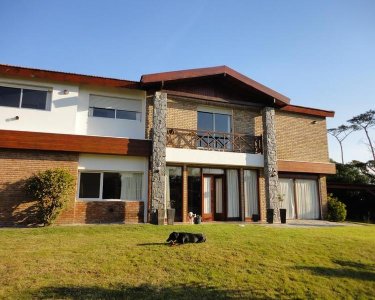 Gran casa en venta en Pinares a una cuadra de la playa Mansa, Punta del Este.