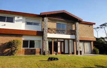 Gran casa en venta en Pinares a una cuadra de la playa Mansa, Punta del Este.