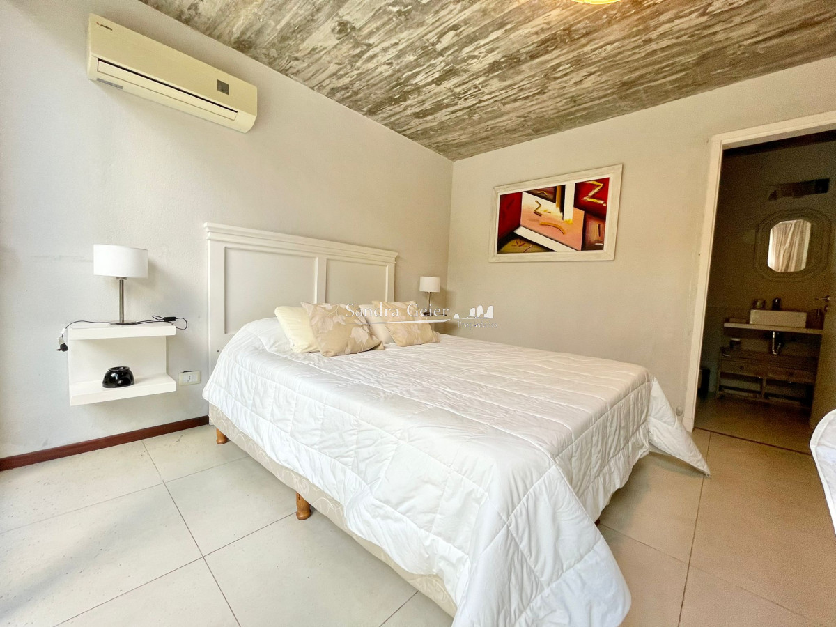 Apartamento ID.2233 - Apartamento en Venta Tres Dormitorios Manantiales a tres cuadras de Bikini Beach 