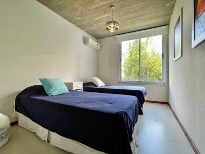 Apartamento ID.2233 - Apartamento en Venta Tres Dormitorios Manantiales a tres cuadras de Bikini Beach 