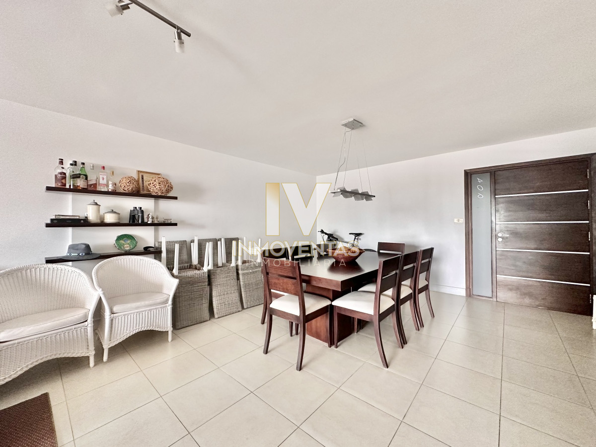 Apartamento ID.4451 - Apartamento de tres dormitorios con Parrillero propio en venta, Playa Brava, Punta del Este.