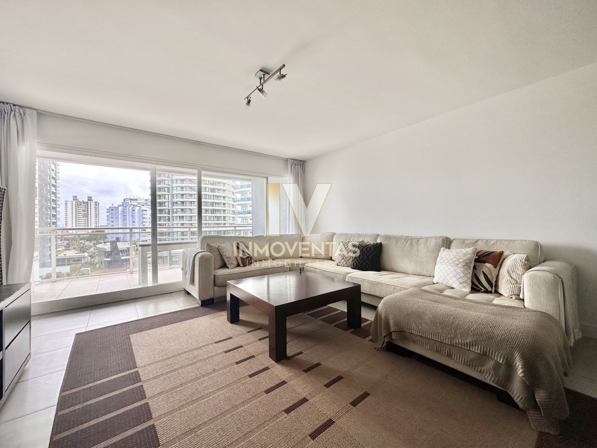 Apartamento ID.4451 - Apartamento de tres dormitorios con Parrillero propio en venta, Playa Brava, Punta del Este.