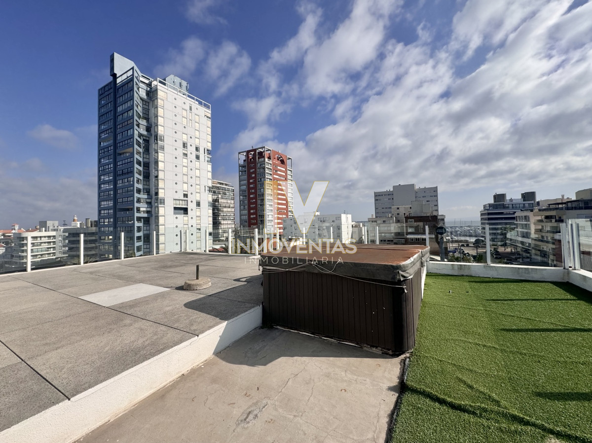 Apartamento ID.4450 - Apartamento en Venta de Tres Dormitorios en Peninsula 