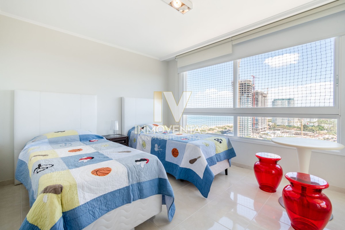 Apartamento ID.2618 - Apartamento esquinero en Venta en Le Jardin Punta del Este - Tres dormitorios en suite más dependencia de servicio con baño