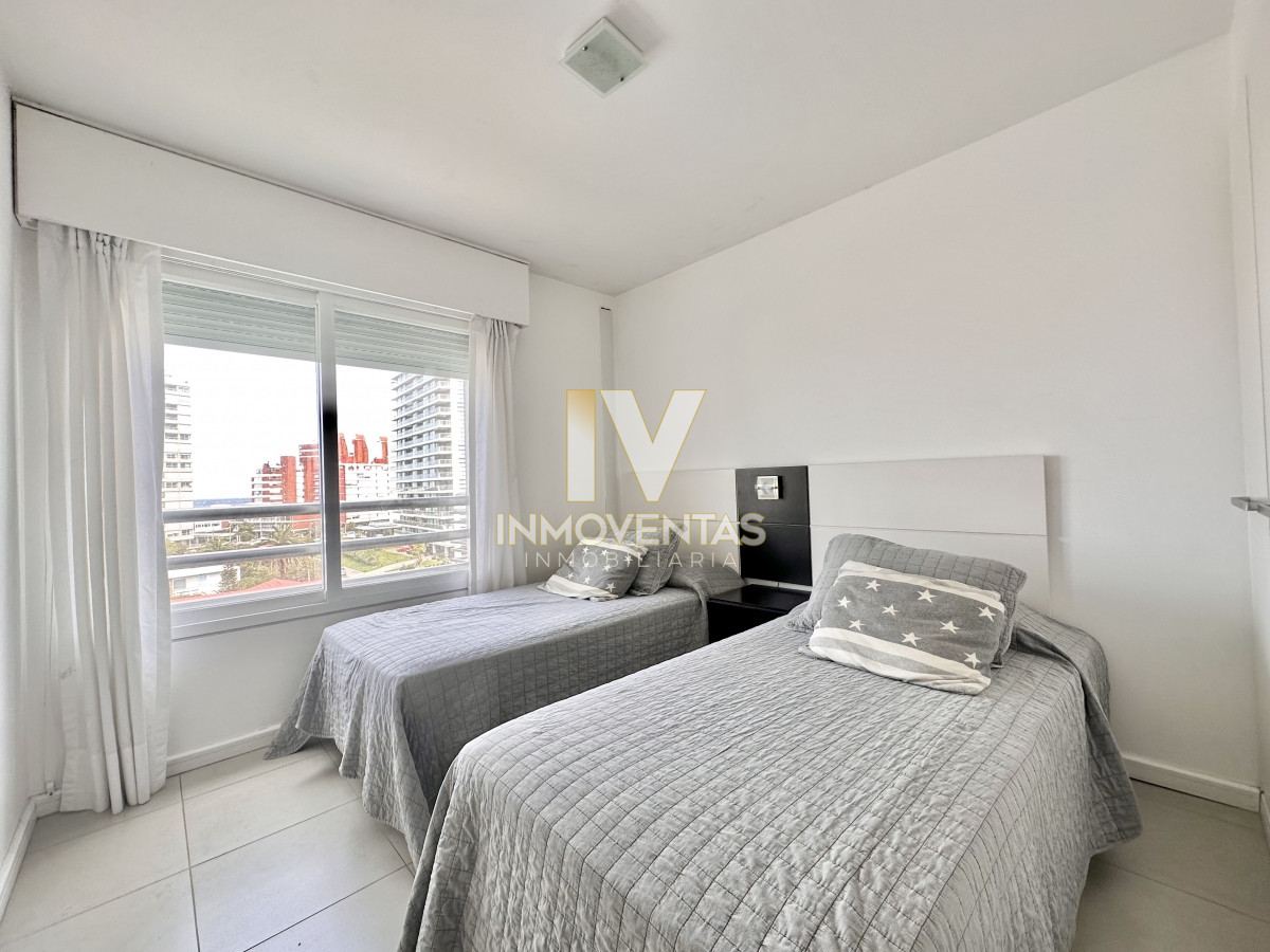 Apartamento ID.4451 - Apartamento de tres dormitorios con Parrillero propio en venta, Playa Brava, Punta del Este.