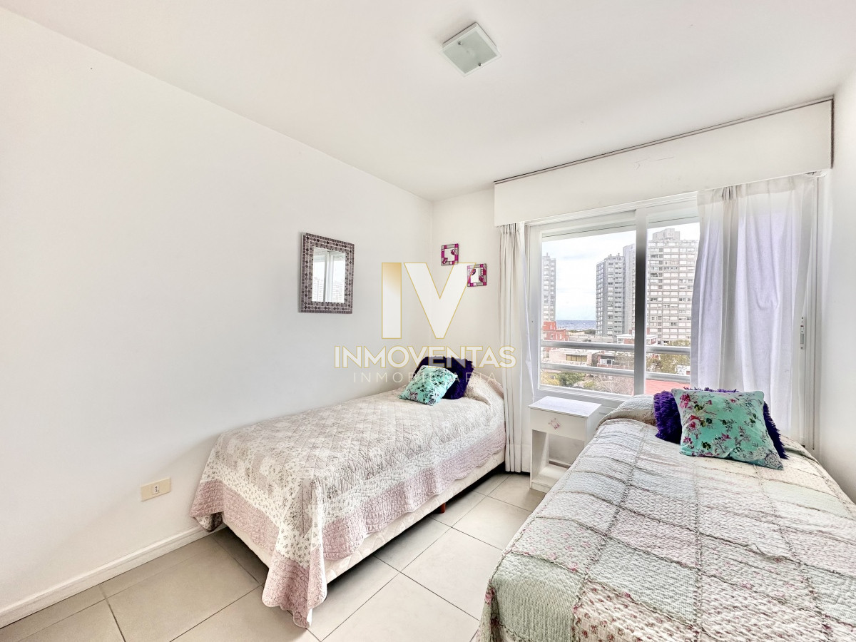 Apartamento ID.4451 - Apartamento de tres dormitorios con Parrillero propio en venta, Playa Brava, Punta del Este.