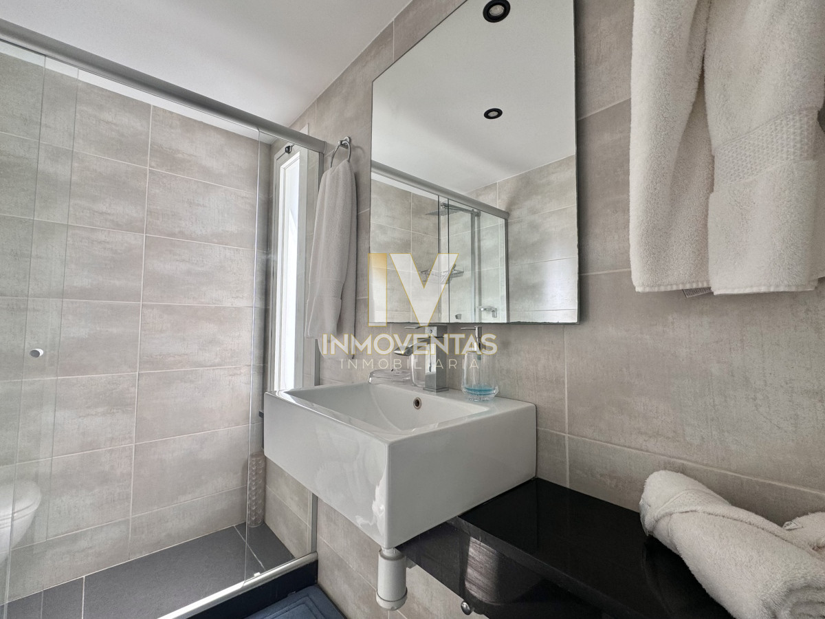 Apartamento ID.4450 - Apartamento en Venta de Tres Dormitorios en Peninsula 