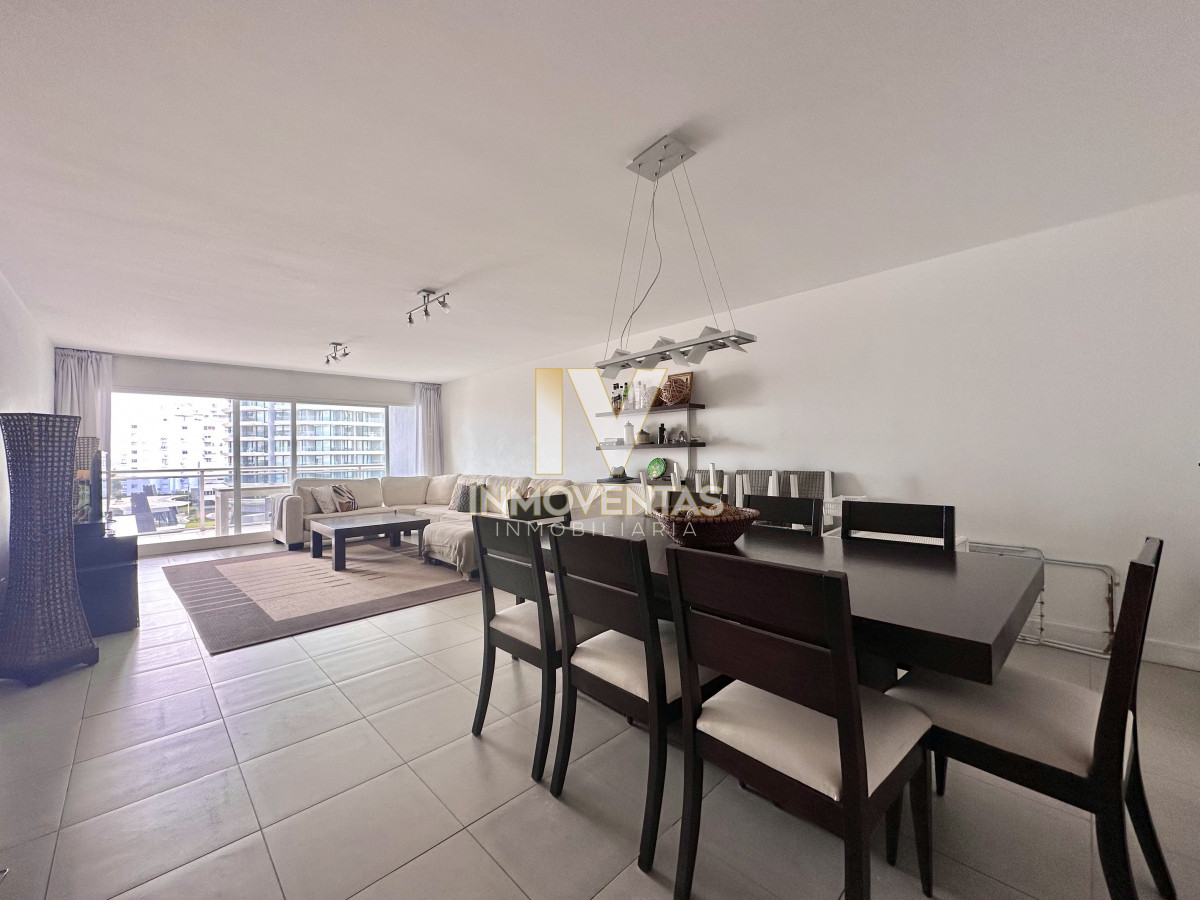 Apartamento ID.4451 - Apartamento de tres dormitorios con Parrillero propio en venta, Playa Brava, Punta del Este.
