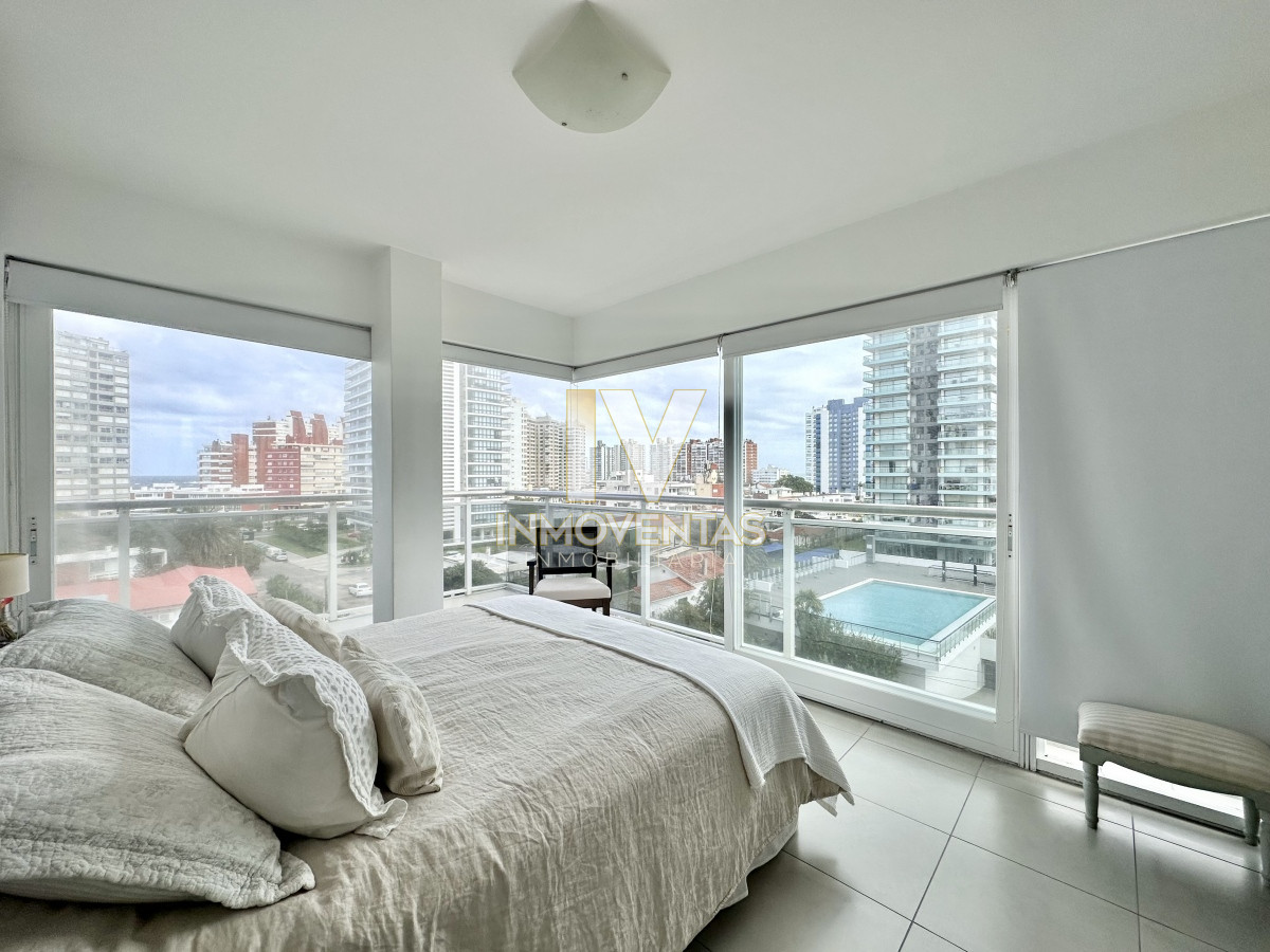 Apartamento ID.4451 - Apartamento de tres dormitorios con Parrillero propio en venta, Playa Brava, Punta del Este.