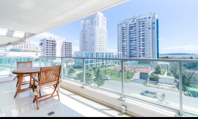 Apartamento de dos dormitorios a pasos de Playa Mansa, Gala Tower