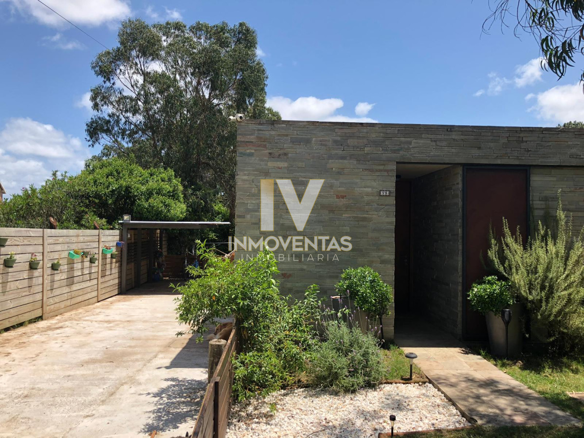 casa en venta de 2 dormitorios a pocos metros de playa mansa - pinares punta del este - iev4781c