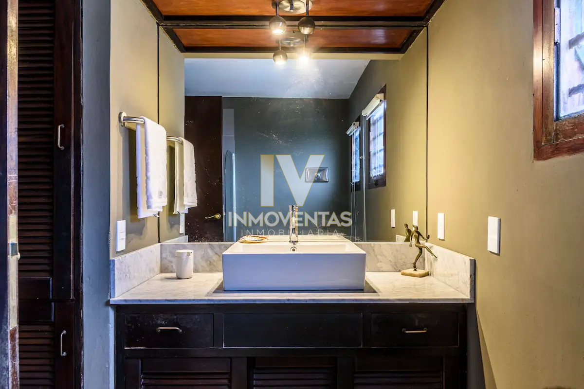 Casa ID.4714 - Casa de seis dormitorios en primera linea frente al mar en Península de Punta del Este