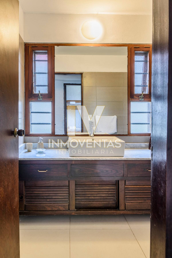 Casa ID.4714 - Casa de seis dormitorios en primera linea frente al mar en Península de Punta del Este