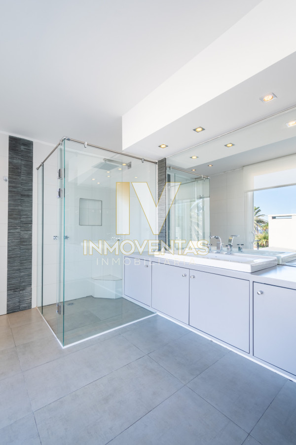 Casa ID.4713 - Casa en el Puerto de Punta del Este en Venta