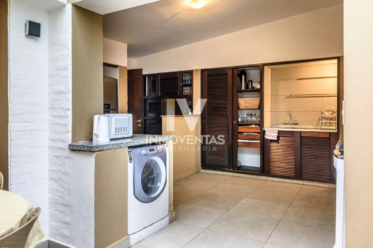 Casa ID.4714 - Casa de seis dormitorios en primera linea frente al mar en Península de Punta del Este