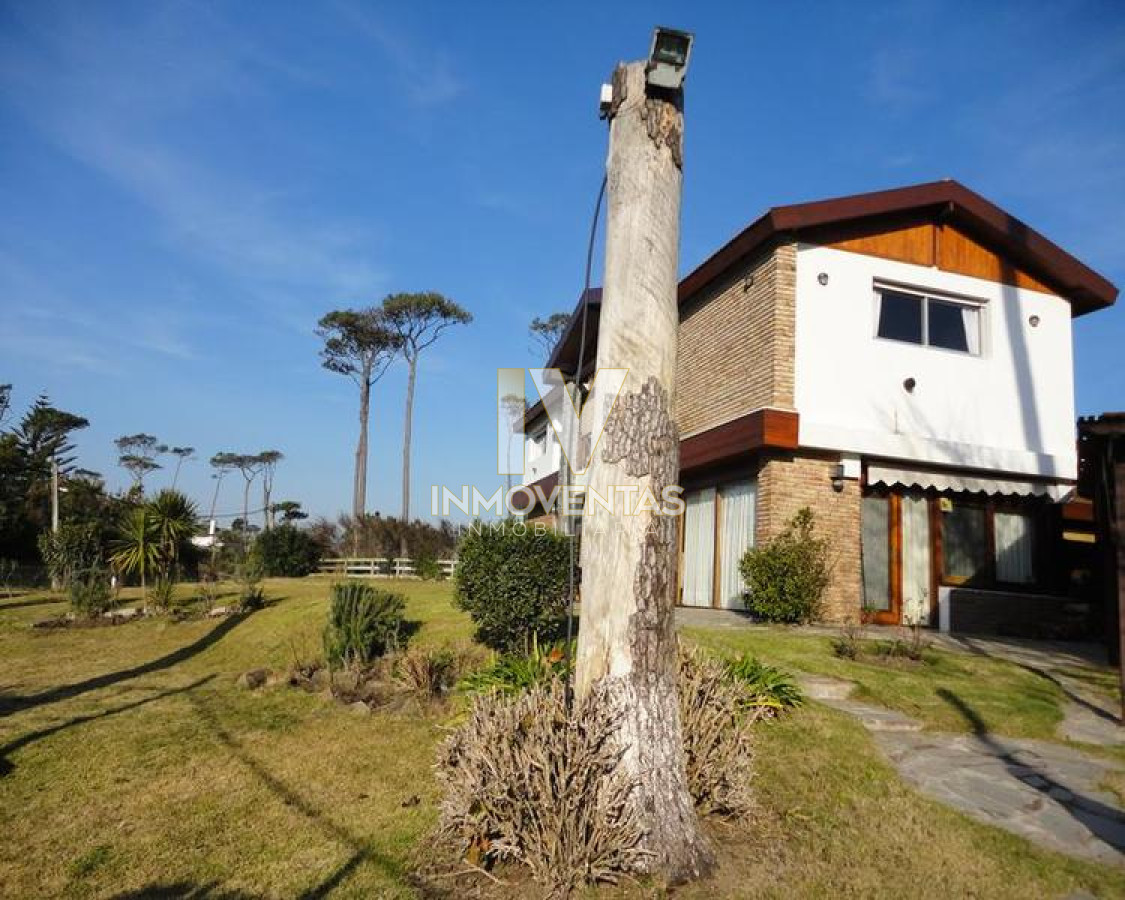 Casa ID.1309 - Venta y alquiler temporario de gran casa en Pinares a una cuadra de la Playa