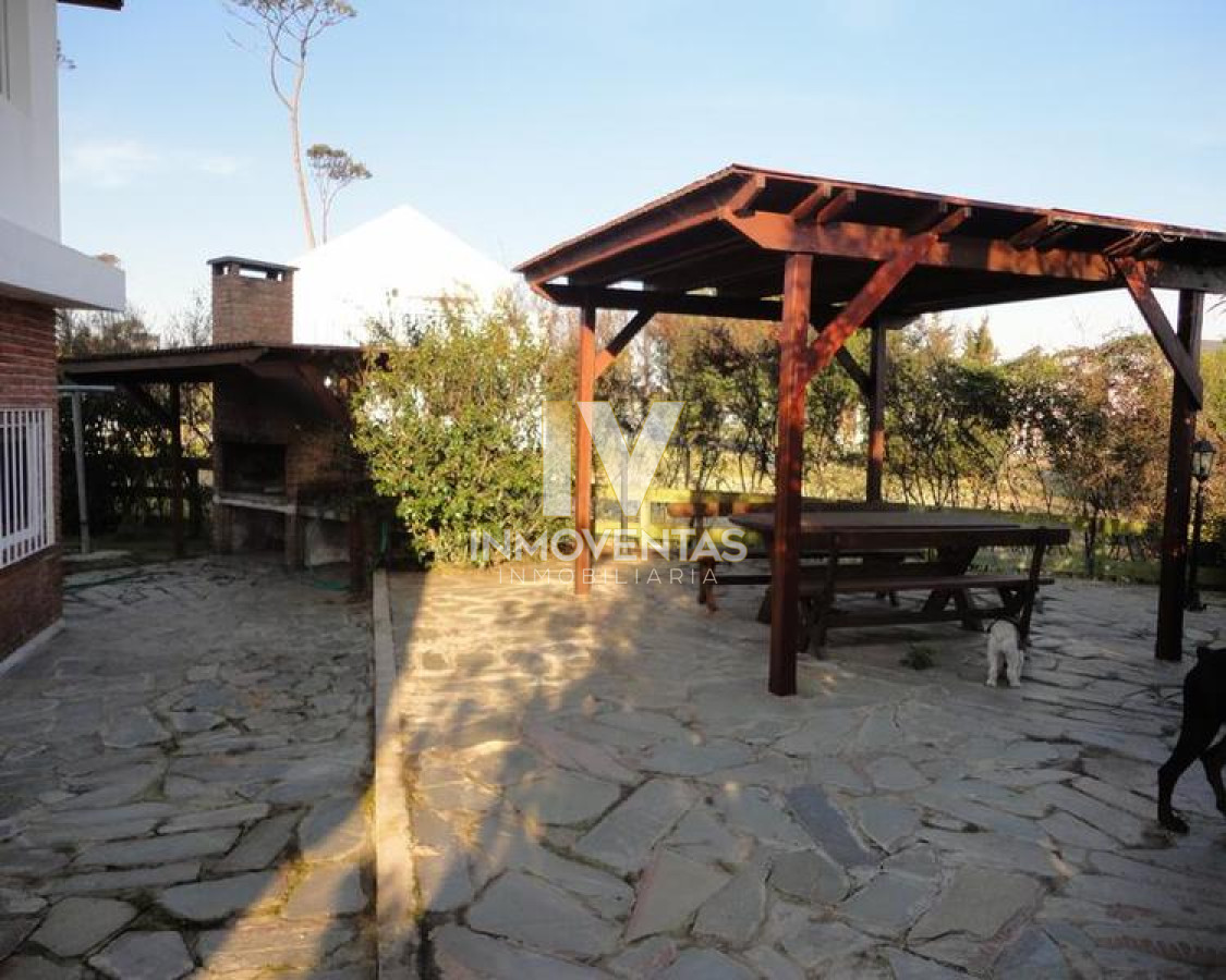 Casa ID.1309 - Venta y alquiler temporario de gran casa en Pinares a una cuadra de la Playa