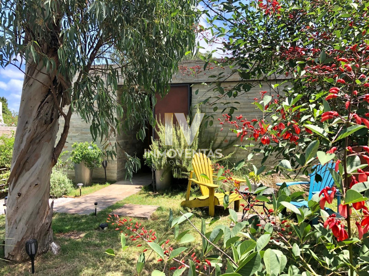 Casa ID.4781 - Casa en Venta de 2 Dormitorios a pocos metros de Playa Mansa - Pinares Punta del Este