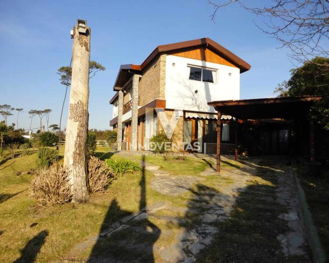 Casa ID.1309 - Venta y alquiler temporario de gran casa en Pinares a una cuadra de la Playa