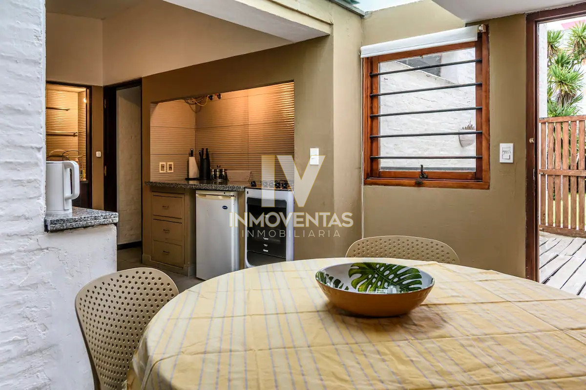 Casa ID.4714 - Casa de seis dormitorios en primera linea frente al mar en Península de Punta del Este