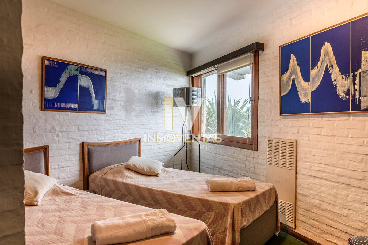 Casa ID.4714 - Casa de seis dormitorios en primera linea frente al mar en Península de Punta del Este