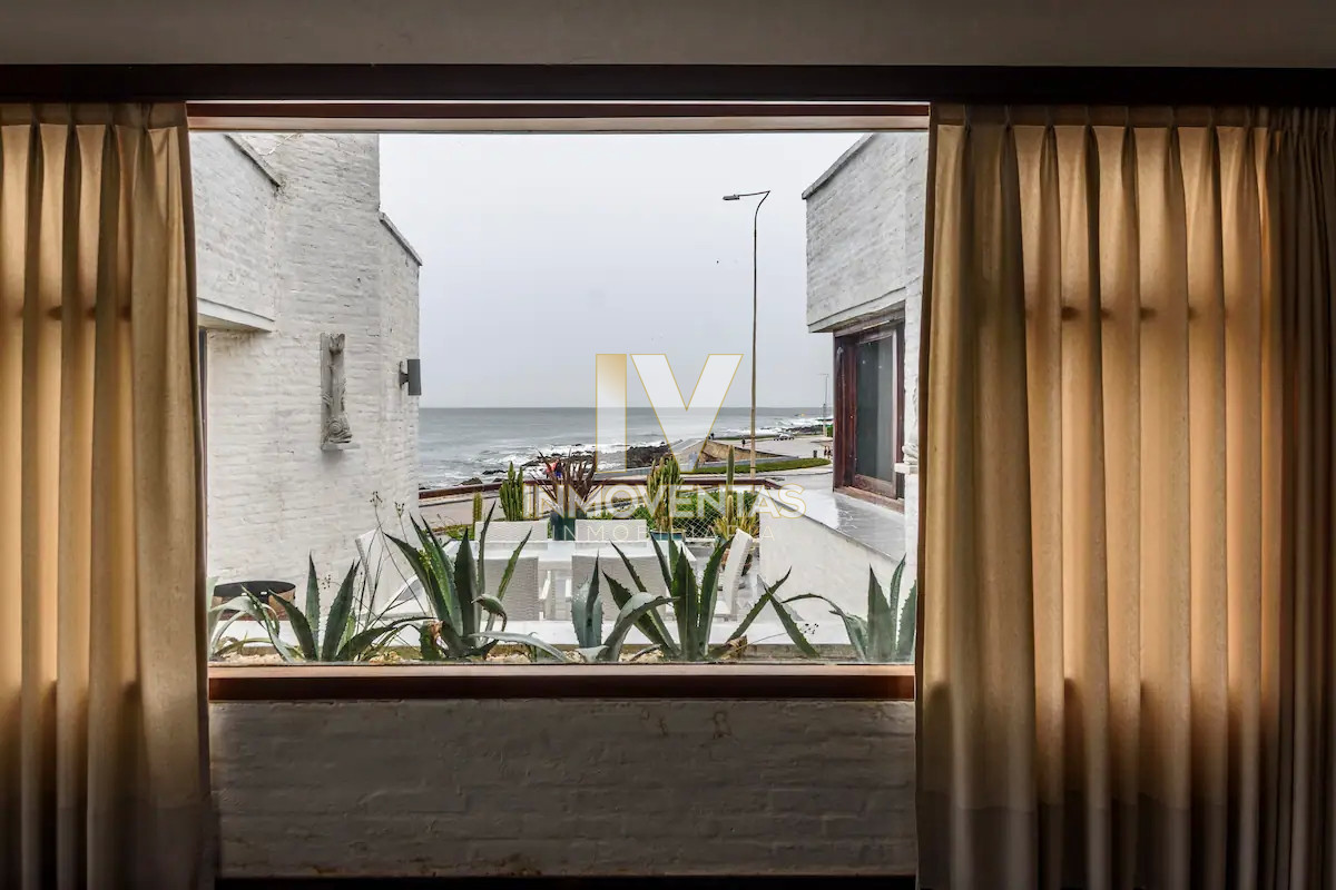 Casa ID.4714 - Casa de seis dormitorios en primera linea frente al mar en Península de Punta del Este