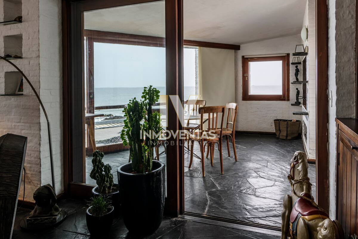 Casa ID.4714 - Casa de seis dormitorios en primera linea frente al mar en Península de Punta del Este