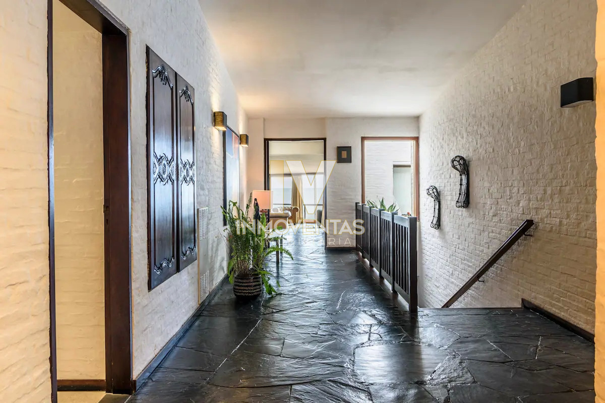 Casa ID.4714 - Casa de seis dormitorios en primera linea frente al mar en Península de Punta del Este