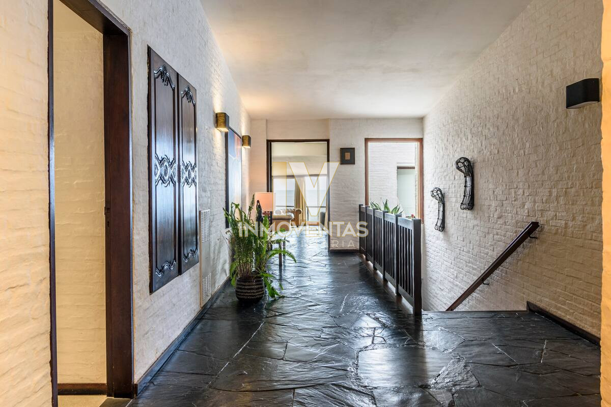 Casa ID.4714 - Casa de seis dormitorios en primera linea frente al mar en Península de Punta del Este