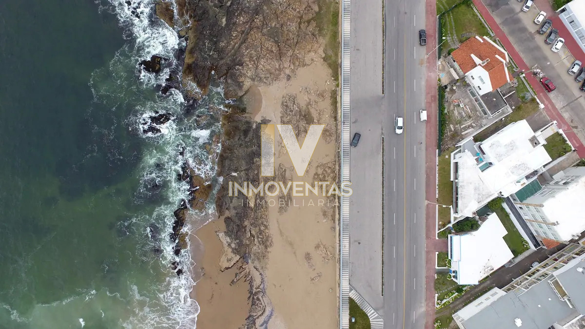 Casa ID.4714 - Casa de seis dormitorios en primera linea frente al mar en Península de Punta del Este