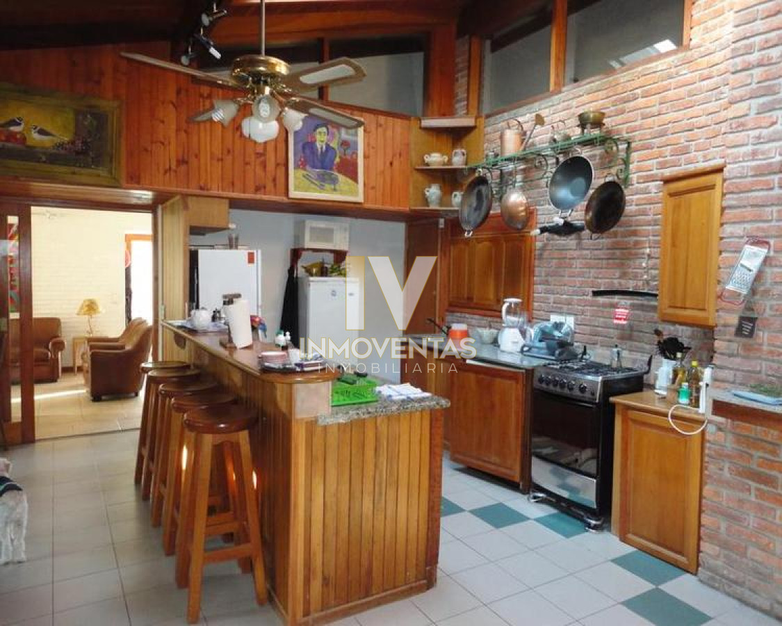 Casa ID.1309 - Venta y alquiler temporario de gran casa en Pinares a una cuadra de la Playa