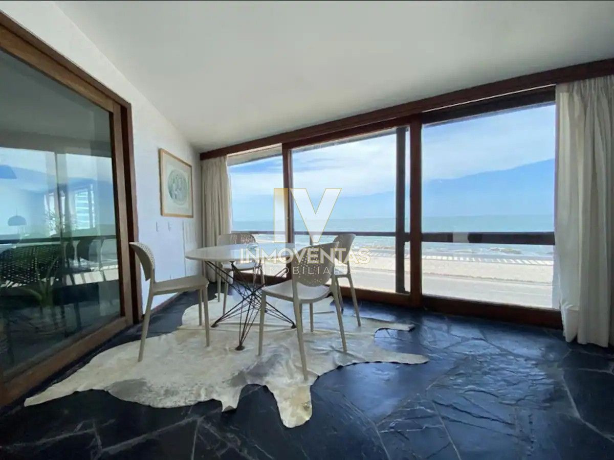 Casa ID.4714 - Casa de seis dormitorios en primera linea frente al mar en Península de Punta del Este