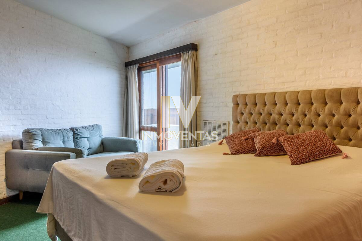 Casa ID.4714 - Casa de seis dormitorios en primera linea frente al mar en Península de Punta del Este