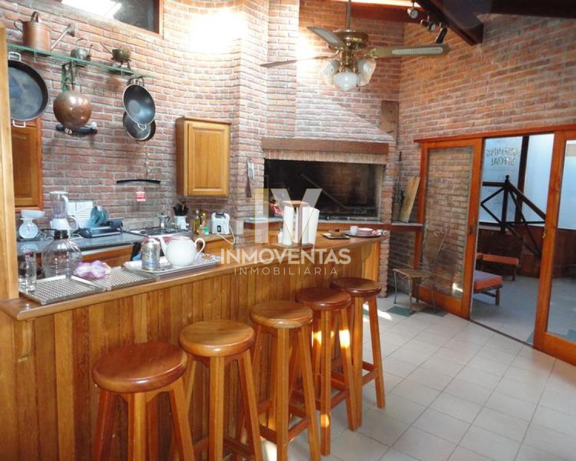 Casa ID.1309 - Venta y alquiler temporario de gran casa en Pinares a una cuadra de la Playa