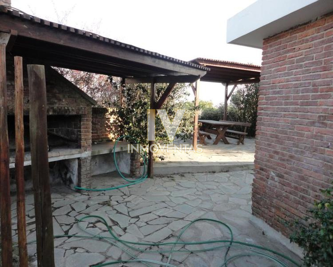 Casa ID.1309 - Venta y alquiler temporario de gran casa en Pinares a una cuadra de la Playa