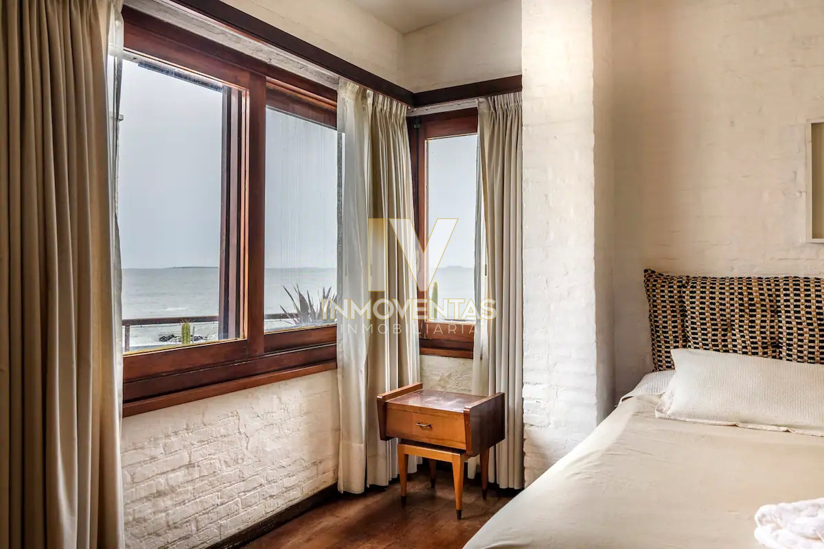 Casa ID.4714 - Casa de seis dormitorios en primera linea frente al mar en Península de Punta del Este