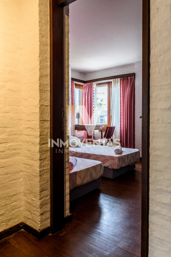 Casa ID.4714 - Casa de seis dormitorios en primera linea frente al mar en Península de Punta del Este