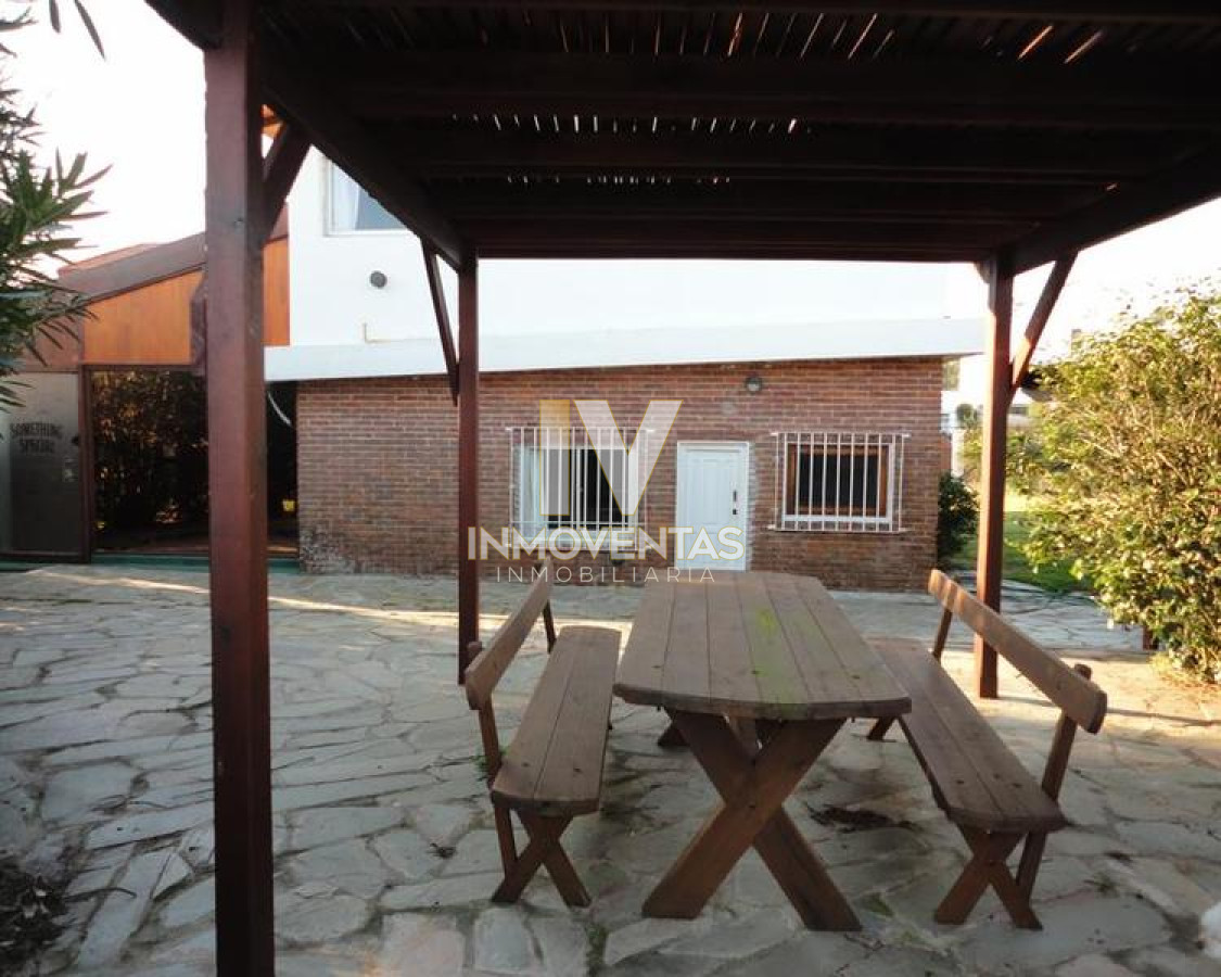 Casa ID.1309 - Venta y alquiler temporario de gran casa en Pinares a una cuadra de la Playa