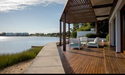 Moderna Casa sobre la arena en Venta en La Barra