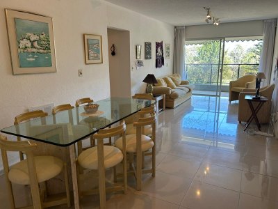 Apartamento en Mansa con parrillero propio, 4 dormitorios