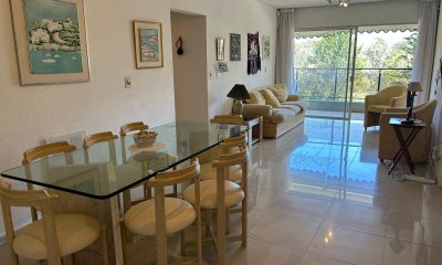 Apartamento en Mansa con parrillero propio, 4 dormitorios