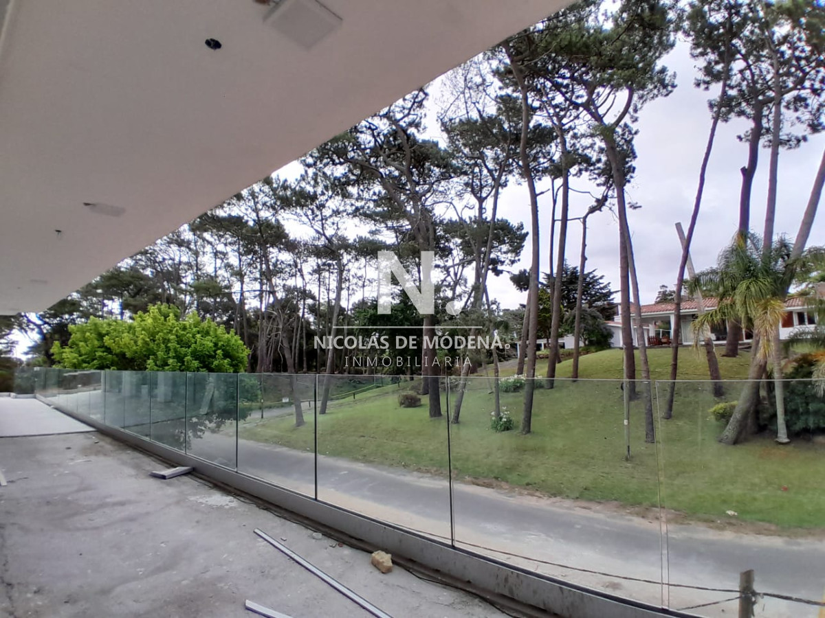 Apartamento en venta a estrenar en Playa Mansa - Punta del Este.