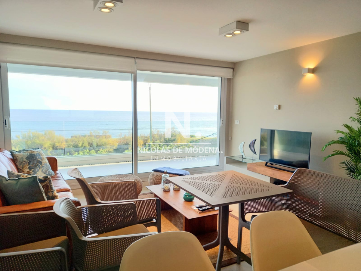 Apartamento Frente al Mar en Venta Dos Dormitorios y Servicio - NDM5184A